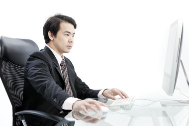 bilgisayar kullanma yakışıklı genç iş adamı portresi