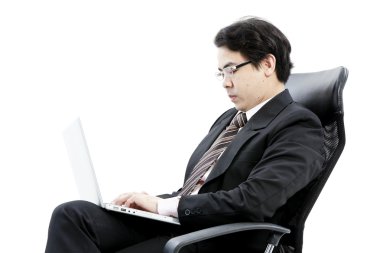 yeni laptop kullanma yakışıklı genç iş adamı portresi