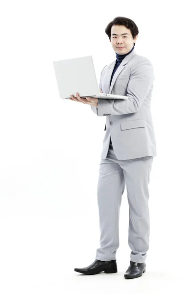 Un hombre de negocios seguro trabajando en su computadora —  Fotos de Stock