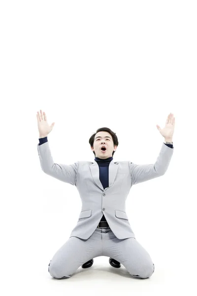 Hombre de negocios exitoso celebrando con los brazos levantados - aislado sobre un fondo blanco — Foto de Stock