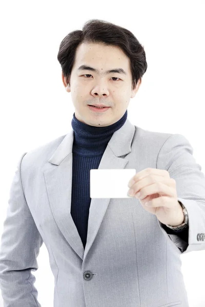 Mano del hombre de negocios sosteniendo la tarjeta de visita de papel en blanco — Foto de Stock