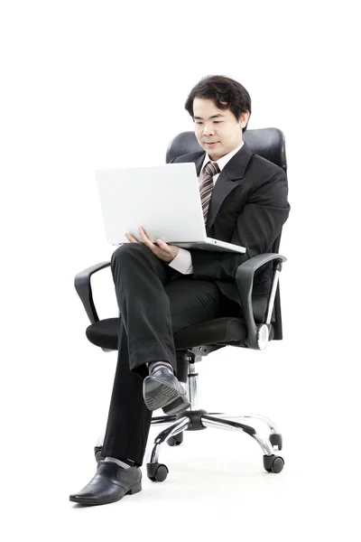 Porträtt av stilig ung affärsman med ny laptop — Stockfoto