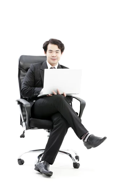 Retrato de un joven hombre de negocios guapo usando un nuevo portátil — Foto de Stock