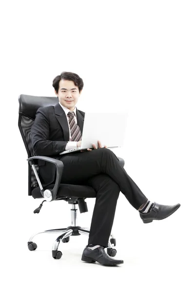 Portrett av kjekk ung forretningsmann med ny bærbar datamaskin – stockfoto