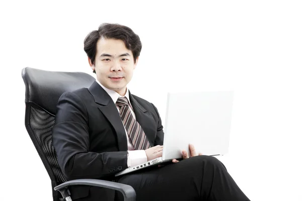 Retrato de un joven hombre de negocios guapo usando un nuevo portátil — Foto de Stock