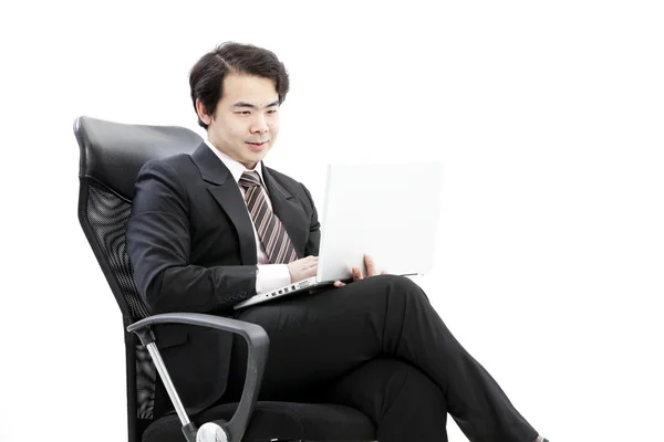 Portret przystojny młody biznesmen przy użyciu nowego laptopa — Zdjęcie stockowe