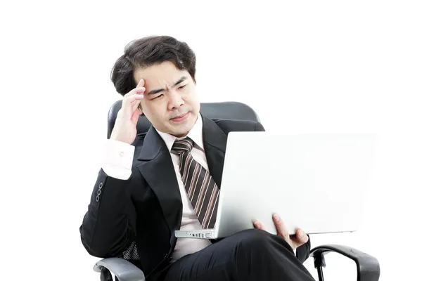 Retrato de belo jovem homem de negócios usando novo laptop — Fotografia de Stock