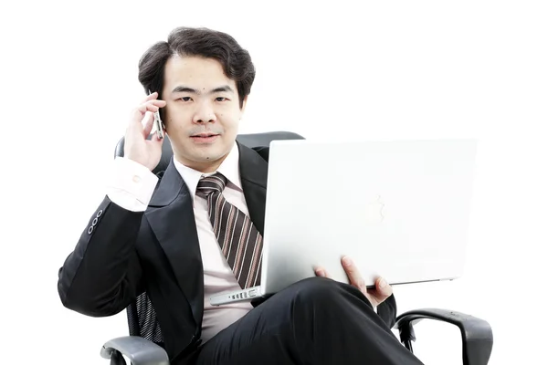 Retrato de belo jovem homem de negócios usando novo laptop — Fotografia de Stock