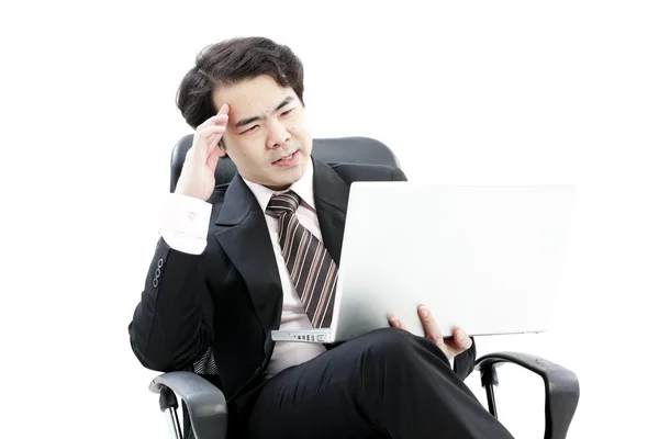 Retrato de belo jovem homem de negócios usando novo laptop — Fotografia de Stock