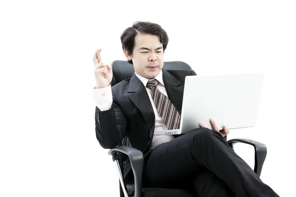 Portret van knappe jonge zakenman met behulp van nieuwe laptop — Stockfoto