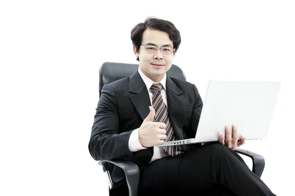 Portrait de beau jeune homme d'affaires utilisant un nouvel ordinateur portable — Photo