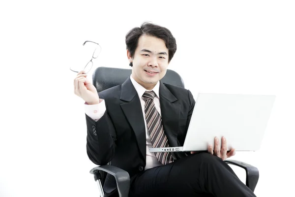 Retrato de belo jovem homem de negócios usando novo laptop — Fotografia de Stock