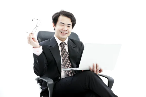 Retrato de belo jovem homem de negócios usando novo laptop — Fotografia de Stock