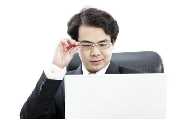 Retrato de belo jovem homem de negócios usando novo laptop — Fotografia de Stock