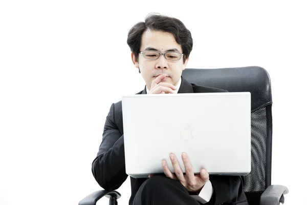 Retrato de belo jovem homem de negócios usando novo laptop — Fotografia de Stock