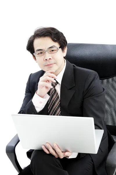 Πορτρέτο του όμορφος νεαρός επιχειρηματίας χρησιμοποιώντας νέο φορητό υπολογιστή — Φωτογραφία Αρχείου