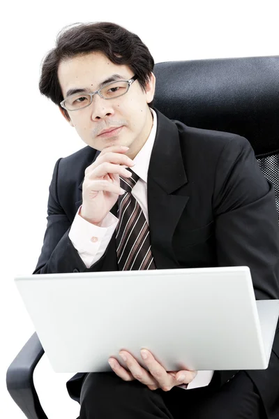 Retrato de belo jovem homem de negócios usando novo laptop — Fotografia de Stock
