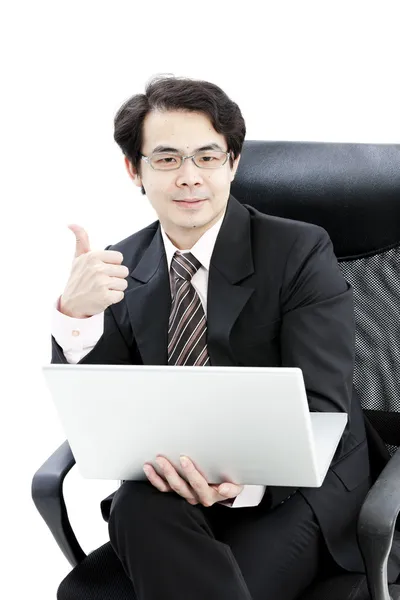 Portret van knappe jonge zakenman met behulp van nieuwe laptop — Stockfoto