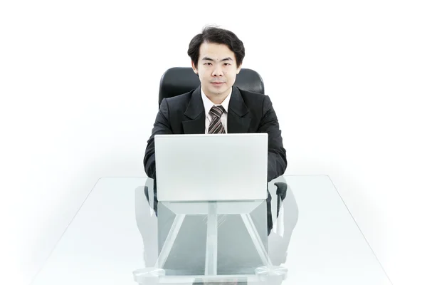 使用计算机的英俊的年轻商业人的肖像 — 图库照片