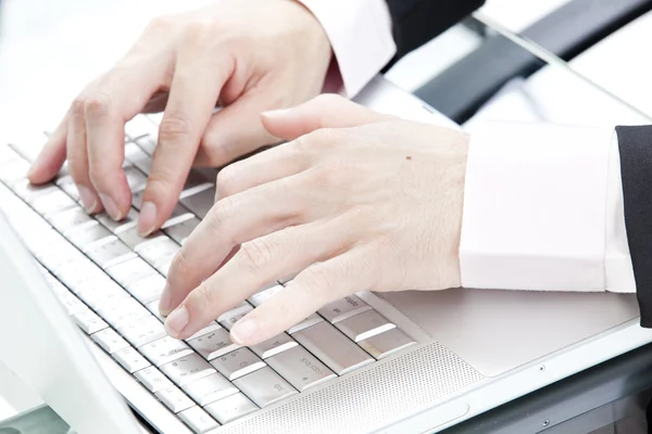 Zbliżenie męskiej ręki dotykania klawiatury komputera — Zdjęcie stockowe