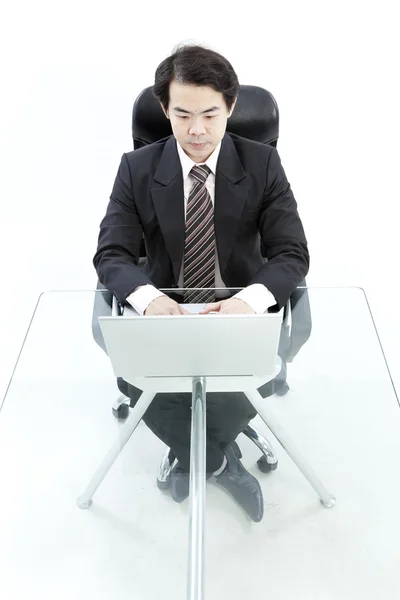 Portret van knappe jonge zakenman met behulp van computer — Stockfoto