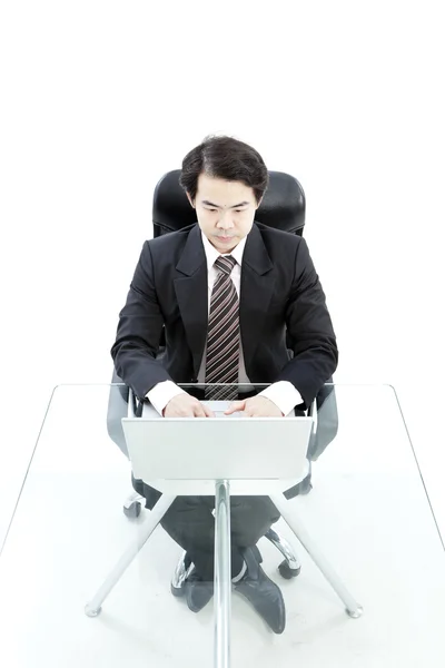 Retrato de belo jovem homem de negócios usando computador — Fotografia de Stock