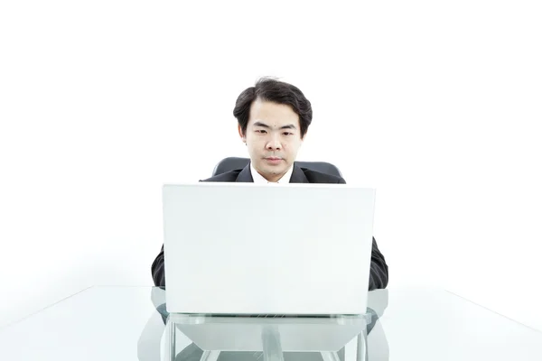 Retrato de belo jovem homem de negócios usando computador — Fotografia de Stock