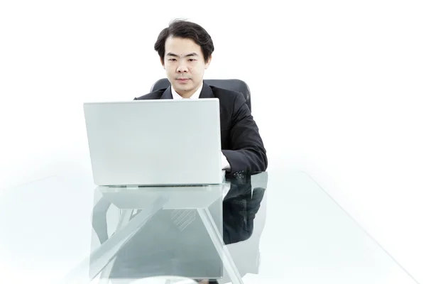 Портрет красивого молодого бізнесмена, який використовує комп'ютер — стокове фото