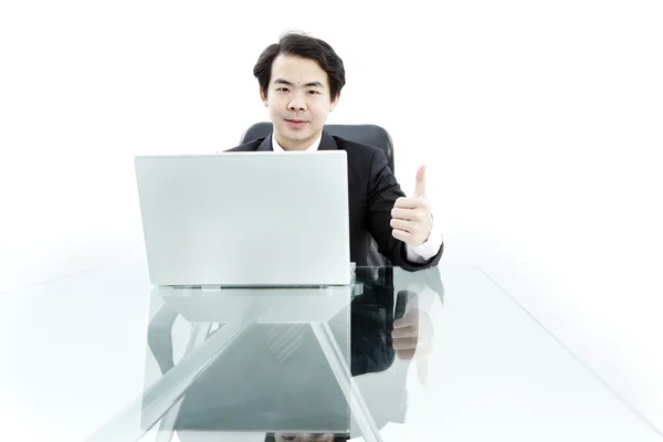 Porträtt av stilig ung affärsman med hjälp av dator — Stockfoto