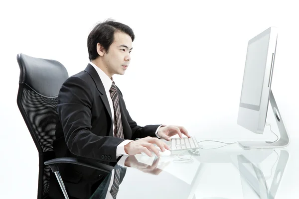 Portret van knappe jonge zakenman met behulp van computer — Stockfoto