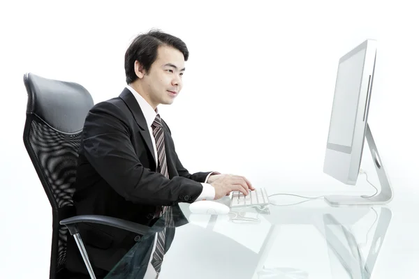 Portret van knappe jonge zakenman met behulp van computer — Stockfoto