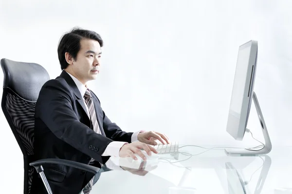 Retrato del joven hombre de negocios guapo usando computadora —  Fotos de Stock