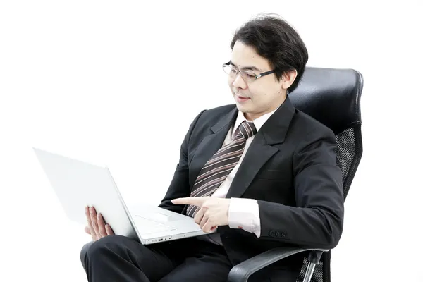 Porträt eines hübschen jungen Geschäftsmannes mit neuem Laptop — Stockfoto