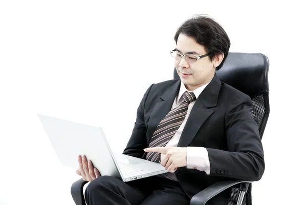 Πορτρέτο του όμορφος νεαρός επιχειρηματίας χρησιμοποιώντας νέο φορητό υπολογιστή — Φωτογραφία Αρχείου