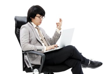 yeni dizüstü bilgisayar kullanarak ve çapraz parmak genç iş adamı