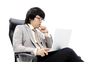 yeni dizüstü bilgisayar kullanarak ve düşünme genç iş adamı