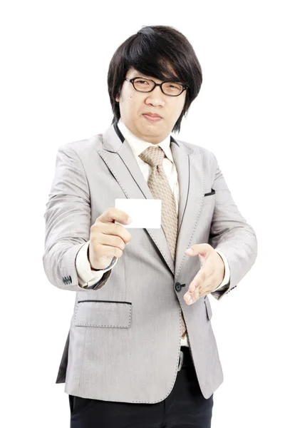 Portrét obchodní muž drží prázdná Poznámka karta — Stock fotografie