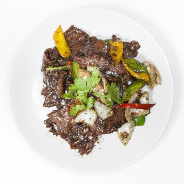 baharat ve sebzeler ile tavada sığır