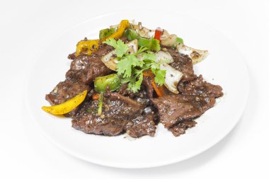 baharat ve sebzeler ile tavada sığır