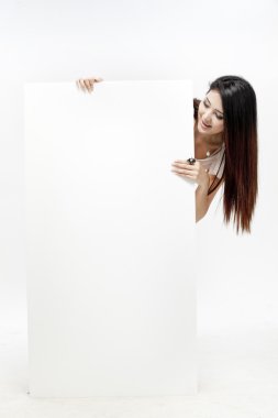 Reklam başlığı tutan güzel kadın.