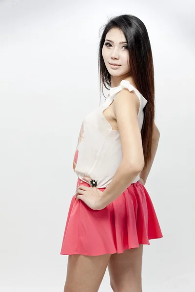Szép ázsiai nő pózol — Stock Fotó