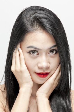 Güzel bir genç kadının yakın plan portresi.