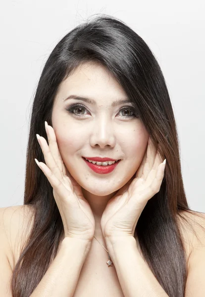 Mujer sonrisa y mano toque la cara de cerca aislado — Foto de Stock