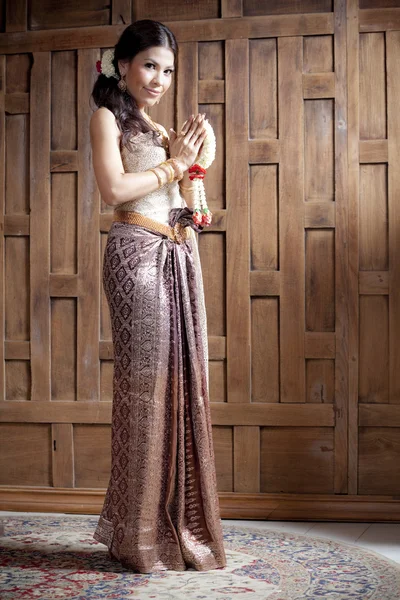 Hermosa mujer asiática en vestido tailandés — Foto de Stock