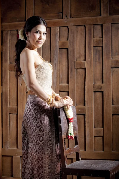 Portrat lindo asiático mulher no tailandês vestido com cadeira — Fotografia de Stock