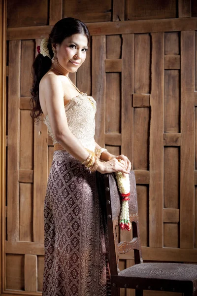 Portrat hermosa mujer asiática en vestido tailandés con silla —  Fotos de Stock