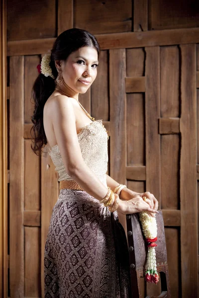 Portrat wunderschöne asiatische Frau im thailändischen Kleid mit Stuhl — Stockfoto