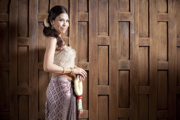 Prachtige Aziatische vrouw in Thaise jurk — Stockfoto