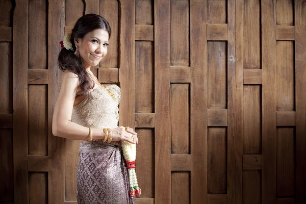 Prachtige Aziatische vrouw in Thaise jurk — Stockfoto