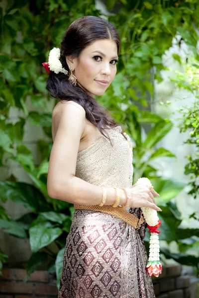 Wunderschöne asiatische Frau in thai Kleid — Stockfoto